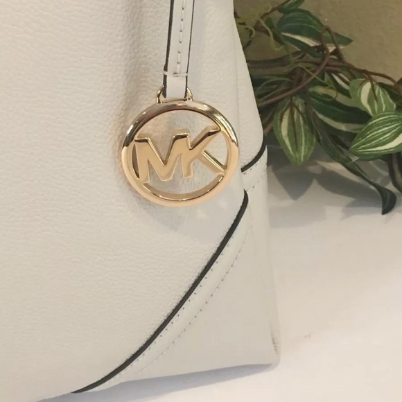 Michael Kors ‘Nicole’ Shoulder Bag in Light Cream Pebbled Leather, Medium, *NWT* - Picture 4 of 11